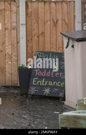 Bourne Street, Dudley, 5. Januar 2023 - Fairytayles Day Kindergarten in der Bourne Street in Dudley, die geschlossen wird, nachdem ein einjähriger Junge am 9. Dezember 2022 starb. Die Polizei behandelt sie als verdächtig und hat drei Frauen im Alter von 20, 23 und 50 Jahren verhaftet, die am 16. Dezember wegen des Verdachts grober Fahrlässigkeit des Totschlags verhaftet wurden, und drei weitere Frauen im Alter von 51, 53 und 37 Jahren wurden am 4. Januar 2023 verhaftet; zwei wurden wegen des Verdachts auf Totschlag durch Unternehmen und einer wegen des Verdachts auf grobe Fahrlässigkeit Totschlag verhaftet. ERKLÄRUNG AUF DER WMP-WEBSITE. Quelle: Stop Press Media/Alamy Live News Stockfoto