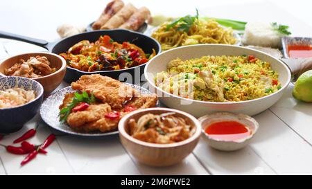 Chinesisches Essen. Chinesische Nudeln, gebratener Reis mit Huhn, Garnelen, Frühlingsrollen, frittiertes knuspriges Huhn Stockfoto