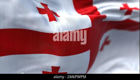 Nahaufnahme der georgischen Nationalflagge, die im Wind winkt Stockfoto