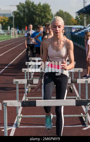 Junge Sportlerin trainiert Hürden Stockfoto