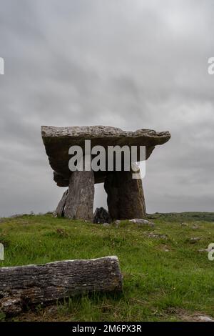 Langzeitansicht der Poulnabrone Dolmen in der Grafschaft Clare von Westirland Stockfoto