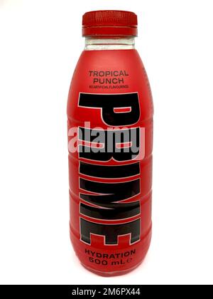 Prime Hydration Drink von KSi und Logan Paul. Großbritannien und die USA sind aufgrund der Nachfrage in Supermärkten ausverkauft. Von Jugendlichen entwickelter Energy Drink Stockfoto