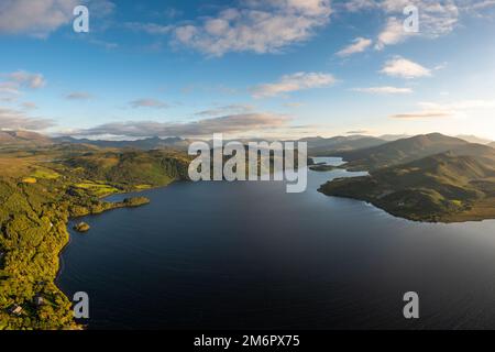 Blick auf den Lough Caragh Lake im Glencar Valley von Kerry County in warmem Licht Stockfoto