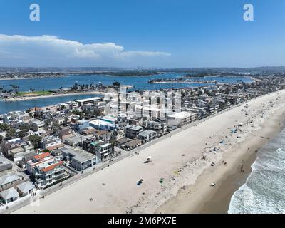 Blick aus der Vogelperspektive auf Mission Bay und Strand in San Diego, Kalifornien. USA. Stockfoto