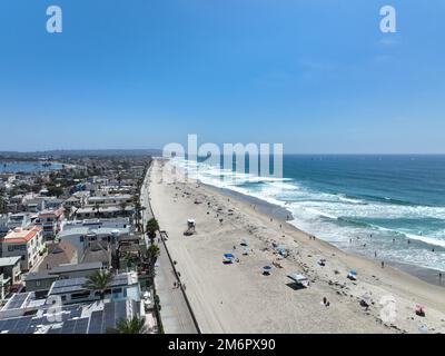 Blick aus der Vogelperspektive auf Mission Bay und Strand in San Diego, Kalifornien. USA. Stockfoto