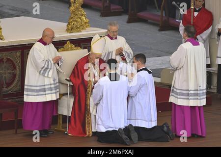 Papst Franziskus während der Bestattungsmesse für Papst Emeritus Benedict XVI am 5. Januar 2023 im Petersdom im Vatikan Stockfoto