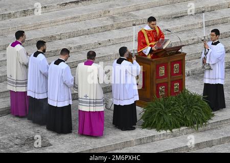 Während der Bestattungsmesse für Papst Emeritus Benedikt XVI am 5. Januar 2023 im Petersdom, Vatikanstadt, Vatikan. Stockfoto