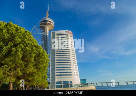 Lissabon, Portugal - 10. Oktober 2022: Vasco da Gama Tower, das Myriad Hotel und die Vasco da Gama Brücke im Park der Nationen. Stockfoto