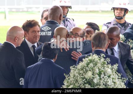 SP - Santos - 01/02/2023 - PELE, VELORIO - ehemaliger Minister des Obersten Bundesgerichtshofs (STF) Gilmar Mendes beruhigt Edinho, Pares Sohn, während Peles Totenwache im Stadion Vila Belmiro am Montag (2). Pele starb am 29. Dezember an Multiorganversagen, nachdem sie etwa einen Monat im Krankenhaus Albert Einstein in Sao Paulo stationiert war. Pele gilt als der größte Fußballspieler der Geschichte und spielte fast 20 Jahre lang für Santos. Er gewann drei Weltmeisterschaften für das Foto der brasilianischen Nationalmannschaft: Fernanda Luz/AGIF/Sipa USA Stockfoto