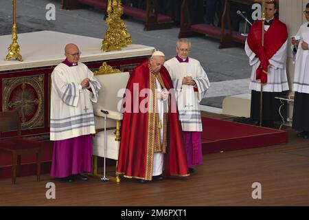 Papst Franziskus während der Bestattungsmesse für Papst Emeritus Benedict XVI am 5. Januar 2023 im Petersdom im Vatikan Stockfoto