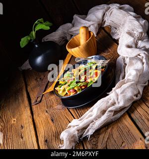 Nudelsalat mit grünem Spargel, Oliven und Parmaschinken Stockfoto