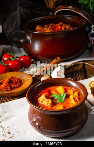 Ungarische Gulaschsuppe in einem Kessel oder Topf Stockfoto