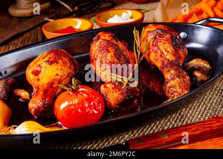 Gegrillte Hähnchenschenkel in Grillmarinade mit Süßkartoffeln Stockfoto