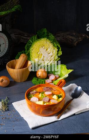 Köstlicher wirsing-Kohl-Eintopf in einer rustikalen Schüssel Stockfoto