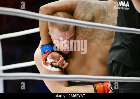 Orenburg, Russland - 15. Juni 2018: Kampf der MMA-Kämpfer Marcus Vinicius Lopez (Brasilien) - Maxim Yakob Stockfoto