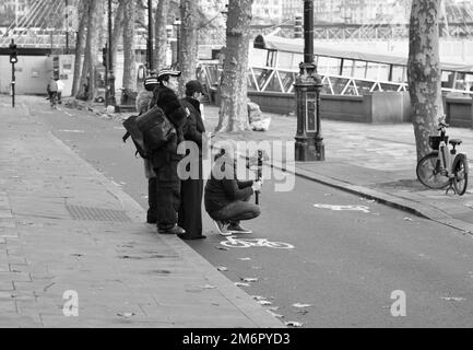 Eine Filmcrew am Victoria Embankment, City of Westminster, London, Großbritannien, Europa am Heiligabend 24., Dezember 2022 Stockfoto