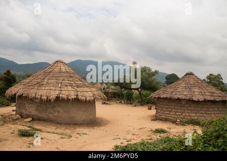 Typisches ländliches Lehmhaus (genannt Tukul) in abgelegenem Dorf in Afrika mit Strohdach, sehr einfachen und schlechten Lebensbedingungen Stockfoto