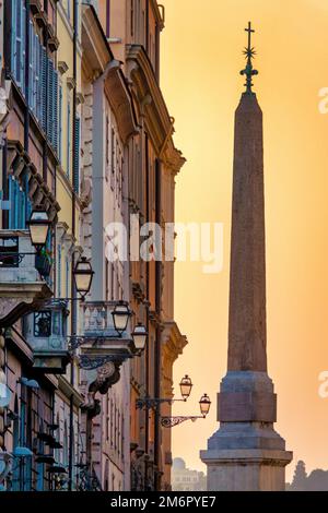 Blick auf den Sallustiano Obelisk von der Via Sistina, Rom, Italien Stockfoto