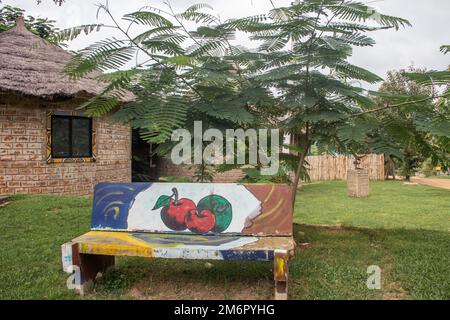 Afrikanische Lodge für Touristen, mit runden traditionellen Häusern namens Tukul, mit bunten Bänken, aus natürlichen Materialien, ein Ort zum Entspannen Stockfoto