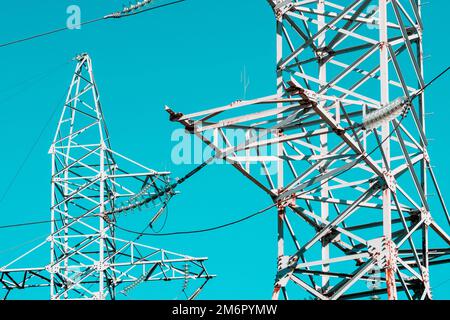 Hochspannungsmasten. Konzept für Technologie und Industrie. Stockfoto