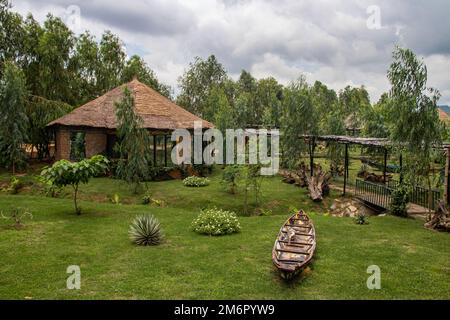 Afrikanische Lodge für Touristen, mit runden traditionellen Häusern namens Tukul, mit bunten Bänken, aus natürlichen Materialien, ein Ort zum Entspannen Stockfoto