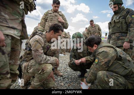 USA Renato Depradines, der Alpha Company, dem 1. Maschinenbataillon, dem 1. Kampfteam der Panzerbrigade, der 1. Infanteriedivision zugeteilt, unterrichtet Soldaten des 42. Mechanisierten Bataillons, der 2. Brigade, der bulgarischen Landstreitkräfte, wie sie während eines Abbruchgeländes im Ausbildungsbereich von Novo Selo, Bulgarien, angegriffene Gräber und Platten bauen können. 4. Mai 2022. 1. die Infanterieabteilung ist Teil des V Corps, des Forward Disponated Corps in Europa, das mit den NATO-Alliierten und regionalen Sicherheitspartnern wie Bulgarien zusammenarbeitet, um Kampfbereitschaftstruppen bereitzustellen und gemeinsame und multinationale Einsatzkräfte einzusetzen Stockfoto