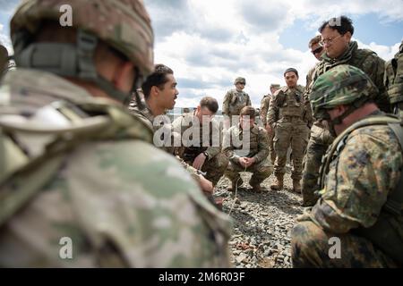 USA Renato Depradines, der Alpha Company, dem 1. Maschinenbataillon, dem 1. Kampfteam der Panzerbrigade, der 1. Infanteriedivision zugeteilt, unterrichtet Soldaten des 42. Mechanisierten Bataillons, der 2. Brigade, der bulgarischen Landstreitkräfte, wie sie während eines Abbruchgeländes im Ausbildungsbereich von Novo Selo, Bulgarien, angegriffene Gräber und Platten bauen können. 4. Mai 2022. 1. die Infanterieabteilung ist Teil des V Corps, des Forward Disponated Corps in Europa, das mit den NATO-Alliierten und regionalen Sicherheitspartnern wie Bulgarien zusammenarbeitet, um Kampfbereitschaftstruppen bereitzustellen und gemeinsame und multinationale Einsatzkräfte einzusetzen Stockfoto