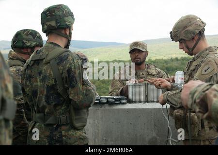 USA Armeesoldat Braddison Bobb der Alpha-Kompanie zugeteilt, 1. Ingenieurbataillon, 1. Panzerbrigade-Kampfteam, 1. Infanteriedivision erklärt Soldaten des 42. Mechanisierten Bataillons, 2. Brigade, bulgarische Landstreitkräfte, wie Abrisse während einer Piste im Ausbildungsbereich Novo Selo, Bulgarien, 4. Mai, vorbereitet werden. 2022. 1. die Infanterieabteilung ist Teil des V Corps, des Forward Disponated Corps in Europa, das mit den NATO-Alliierten und regionalen Sicherheitspartnern wie Bulgarien zusammenarbeitet, um Kampfbereitschaftskräfte bereitzustellen, gemeinsame und multinationale Ausbildungsübungen durchzuführen und RET durchzuführen Stockfoto