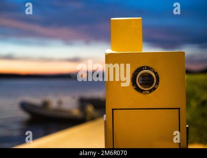 Alte Kamera am Hafen bei Sonnenuntergang Stockfoto