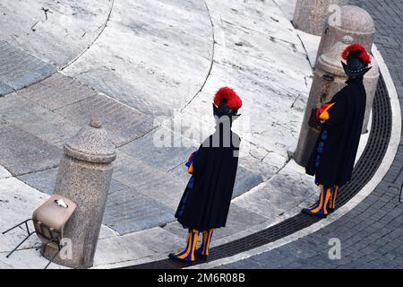 Vatikanstadt, Vatikanstadt. 05. Januar 2023. Vatikanstadt St. Petersplatz, 5. Januar 2022 die Beerdigung von Papst Emeritus Benedikt XVI., gefeiert vom Papst Franziskus Vatikanstadt St. Peter's Square, 5. Januar 2022 die Beerdigung von Papst Emeritus Benedict XVI, gefeiert von Papst Francis Credit: Independent Photo Agency/Alamy Live News Stockfoto