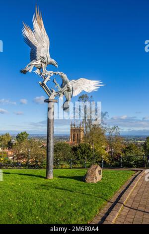 Metallskulptur „The Buzzards“ im Rosengarten, Great Malvern, Worcestershire, England Stockfoto