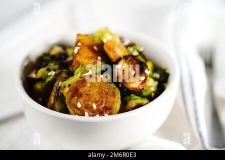 Geröstete Teriyaki-Rosenkohl, serviert in einer Schüssel, selektiver Fokus Stockfoto