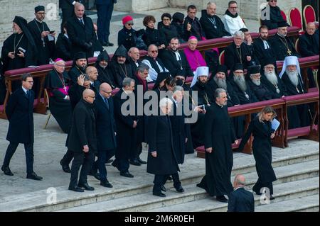 Rom, Italien. 05. Januar 2023. Italien, Rom, Vatikan, 22/11/23. Sergio Mattarella, Präsident Italiens, kommt zur Bestattungsmesse für Papst Emeritus Benedict XVI. In St. Petersplatz. Italia, Rom, Vatikan, 22/11/23. Sergio Mattarella, Presidente della Repubblica Italiana, arriva per partecipare alla Messa funebre del Papa emerito Benedetto XVI auf der Piazza San Pietro. Foto: Massimiliano MIGLIORATO/Catholic Press Foto: Unabhängige Fotoagentur/Alamy Live News Stockfoto