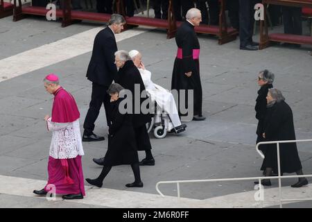 Rom, . 05. Januar 2023. Rom, Italien 05.01.2023: Vater Ganswein Georg trifft Papst Franziskus am Ende der Messe. Papst Franziskus in St. Der Petersdom im Vatikan feiert die Messe für die Beerdigung von Papst Emeritus Benedict XVI., Joseph Ratzinger. Kredit: Unabhängige Fotoagentur/Alamy Live News Stockfoto