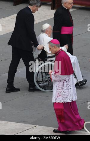 Rom, . 05. Januar 2023. Rom, Italien 05.01.2023: Vater Ganswein Georg trifft Papst Franziskus am Ende der Messe. Papst Franziskus in St. Der Petersdom im Vatikan feiert die Messe für die Beerdigung von Papst Emeritus Benedict XVI., Joseph Ratzinger. Kredit: Unabhängige Fotoagentur/Alamy Live News Stockfoto