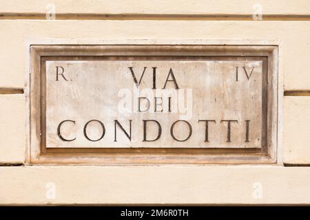 Rom, Italien. Straßenschild der berühmten Condotti Straße - Via dei Condotti - Zentrum der römischen Luxus-Shopping. Stockfoto