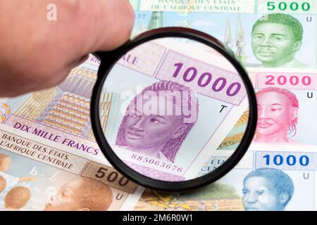 Zentralafrikanischer CFA-Franc in einer Lupe Stockfoto