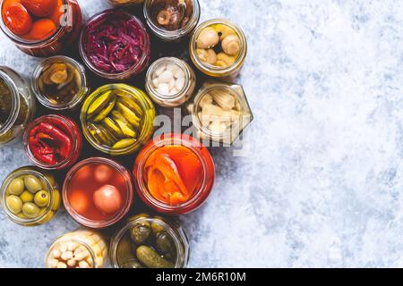 Verschiedene Arten konserviert Gemüse und Pilze in Gläsern. Stockfoto