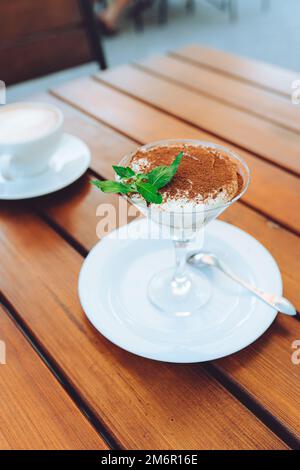 Traditionelles italienisches Dessert Tiramisu in einem Glas. Stockfoto