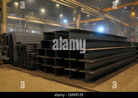 Lagerhaltung in der Werkstatt im Werkshall von Metall-I-Träger-Profilrohren, Kanälen. Stockfoto