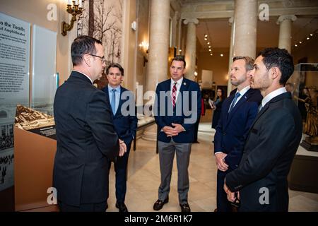 Tim Frank (links), Historiker, Arlington National Cemetery; führt Jeff Gordon (links), stellvertretender Vorsitzender von Hendricks Motorsports, Rep. Richard Hudson (R-NC) (Mitte), Marcus Smith (rechts), President und CEO von Speedway Motorsports, durch den Ausstellungsraum des Memorial Amphitheater; Und Kyle Larson (rechts), aktueller Champion der NASCAR Cup Series auf dem Arlington National Cemetery, Arlington, Virginia, 4. Mai 2022. Alle besuchten ANC im Rahmen des NASCAR Salutes Programms. Stockfoto
