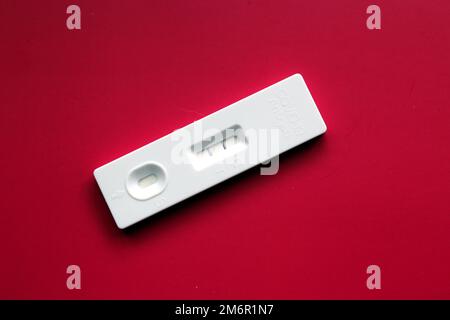 Verwendetes SARS Covid Antigen-Testkit Stockfoto