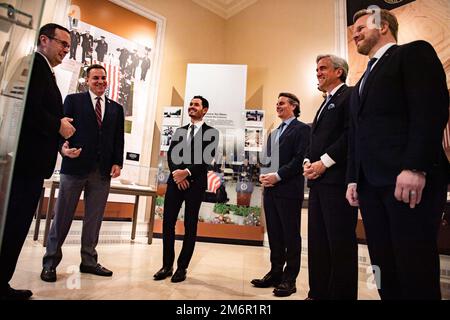 Tim Frank (links), Historiker, Arlington National Cemetery; führt Rep. Richard Hudson (R-NC) (zweiter von links) durch den Ausstellungsraum des Memorial Amphitheater; Kyle Larson (Mitte links), aktueller Champion der NASCAR Cup Series; Jeff Gordon (Mitte rechts), stellvertretender Vorsitzender, Hendricks Motorsports; Greg Walter (zweiter von rechts), Executive Vice President und General Manager, Charlotte Motor Speedway; und Marcus Smith (rechts), President und CEO, Speedway Motorsports; auf dem Arlington National Cemetery, Arlington, Virginia, 4. Mai 2022. Alle besuchten ANC im Rahmen des NASCAR Salutes Programms. Stockfoto