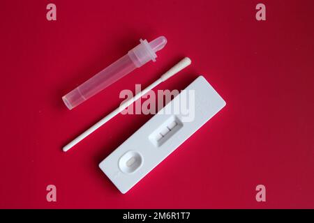 Verwendetes SARS Covid Antigen-Testkit Stockfoto