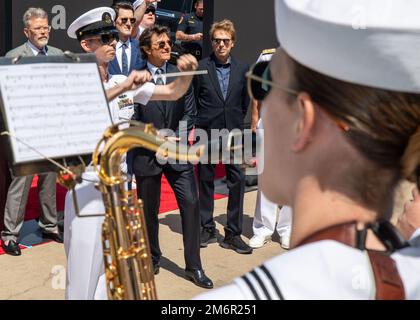 220504-N-VW723-1214 NAVAL AIR STATION NORTH ISLAND (04. Mai 2022) Navy Band Southwest spielt Eröffnungsmusik für Christopher McQuarrie, Autor von Top Gun: Maverick, Joe Kosinski, Regisseur, Tom Cruise, und Jerry Bruckheimer, Produzent, für die Vorabpremiere von Top Gun: Maverick auf Naval Air Station North Island (NASNI), Kalifornien, Mai 4. Top Gun: Maverick, weltweit am 27. Mai erhältlich, präsentiert U.S. Marineflieger und wurde auf mehreren Schiffen und Einrichtungen erschossen, darunter NASNI, Naval Air Station Whidbey Island, USS Abraham Lincoln (CVN 72) und USS Theodore Roosevelt (CVN 71). Stockfoto