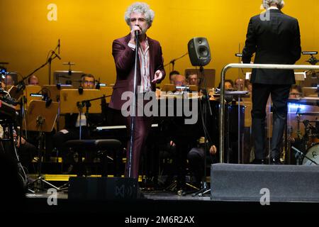 Madrid, Spanien. 05. Januar 2023. Die Gruppe Leon Benavente tritt am 5. Januar 2023 mit der Madrider Symphoniegruppe während des traditionellen Epiphaniekonzerns im Teatro Real in Madrid auf (Foto: Oscar Gonzalez/NurPhoto). Kredit: NurPhoto SRL/Alamy Live News Stockfoto