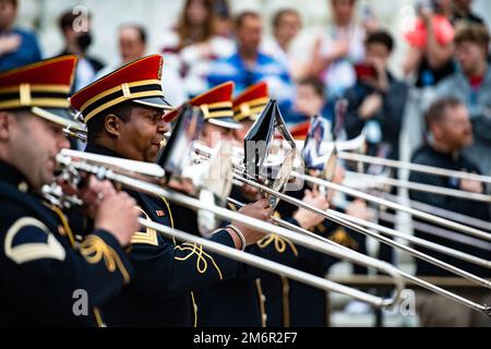 Mitglieder der U.S. Army Band, Pershing's Own, unterstützen eine Zeremonie der Armed Forces Full Honors Wreath-Zeremonie am Grab des Unbekannten Soldaten auf dem Arlington National Cemetery, Arlington, Virginia, 4. Mai 2022. . Der Kranz wurde von Nobuo Kishi, dem Verteidigungsminister Japans, gelegt. US Army, USA, anc, arlington National Cemetery, Stockfoto