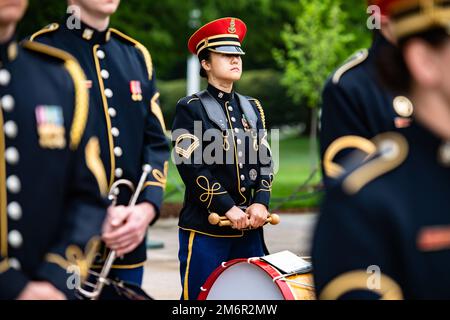 Mitglieder der U.S. Army Band, Pershing's Own, unterstützen eine Zeremonie der Armed Forces Full Honors Wreath-Zeremonie am Grab des Unbekannten Soldaten auf dem Arlington National Cemetery, Arlington, Virginia, 4. Mai 2022. . Der Kranz wurde von Nobuo Kishi, dem Verteidigungsminister Japans, gelegt. US Army, USA, anc, arlington National Cemetery, Stockfoto