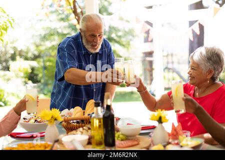 Familie gemeinsam am Tisch essen Stockfoto