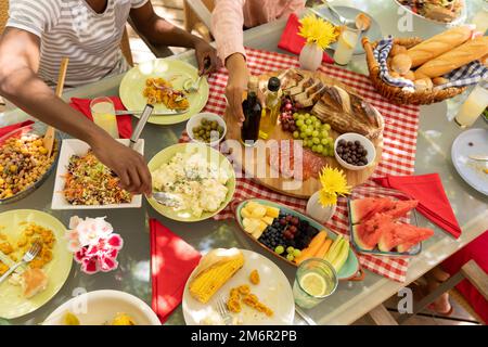 Familie gemeinsam am Tisch essen Stockfoto